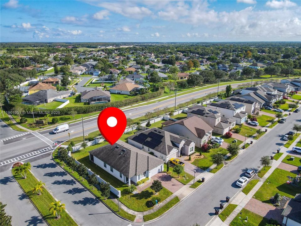 Под контрактом: $399,000 (4 спален, 2 ванн, 2092 Квадратных фут)