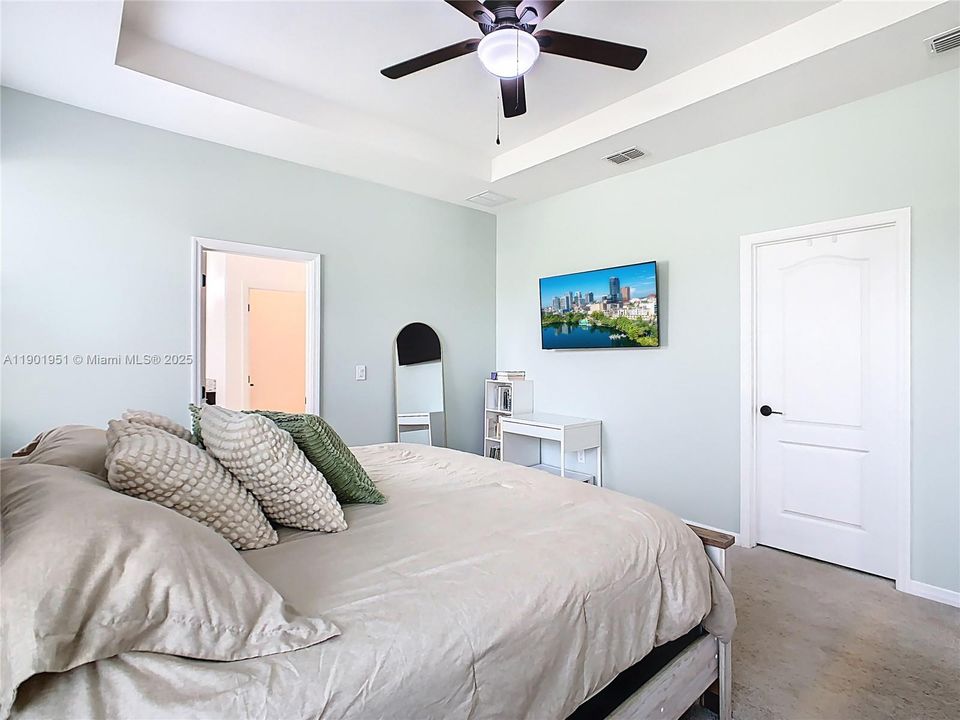 Под контрактом: $399,000 (4 спален, 2 ванн, 2092 Квадратных фут)