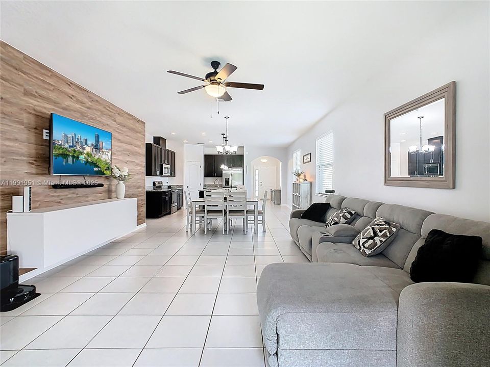 Под контрактом: $399,000 (4 спален, 2 ванн, 2092 Квадратных фут)