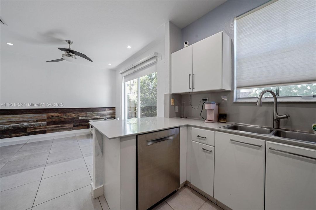 待售: $590,000 (3 贝兹, 2 浴室, 1690 平方英尺)