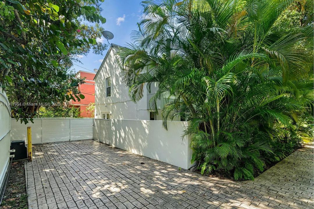 合同活跃: $5,250 (2 贝兹, 2 浴室, 1330 平方英尺)