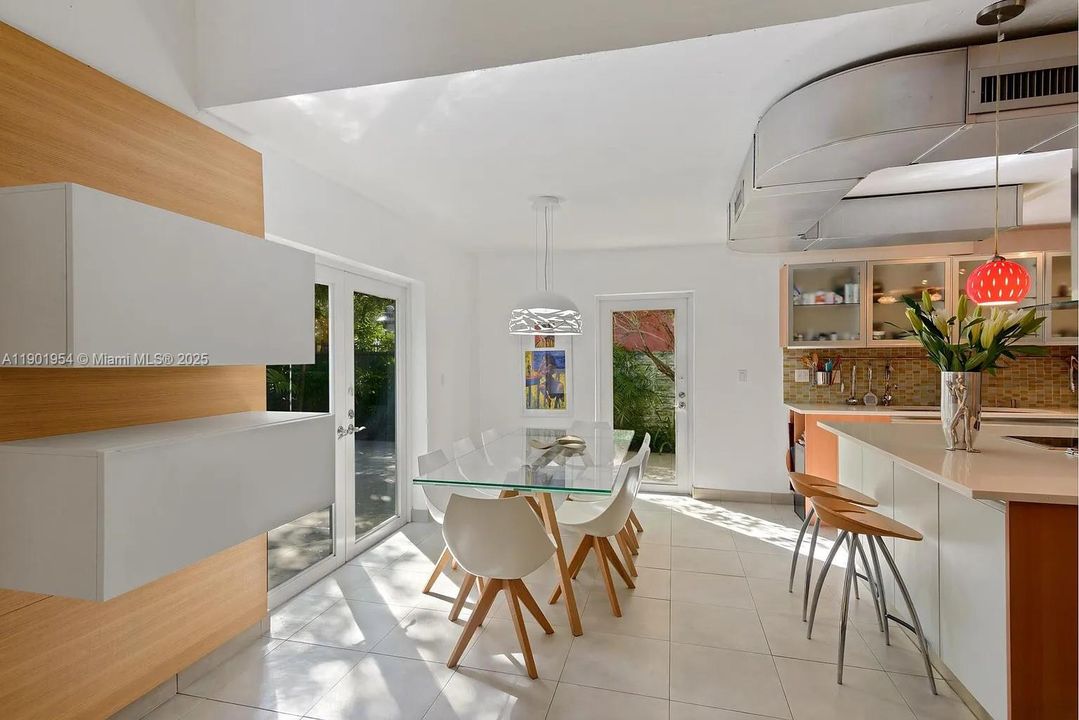 合同活跃: $5,250 (2 贝兹, 2 浴室, 1330 平方英尺)