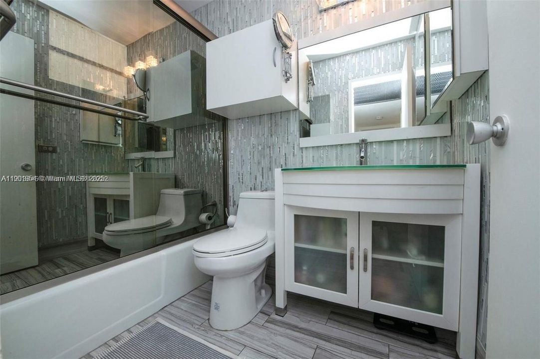 合同活跃: $5,250 (2 贝兹, 2 浴室, 1330 平方英尺)