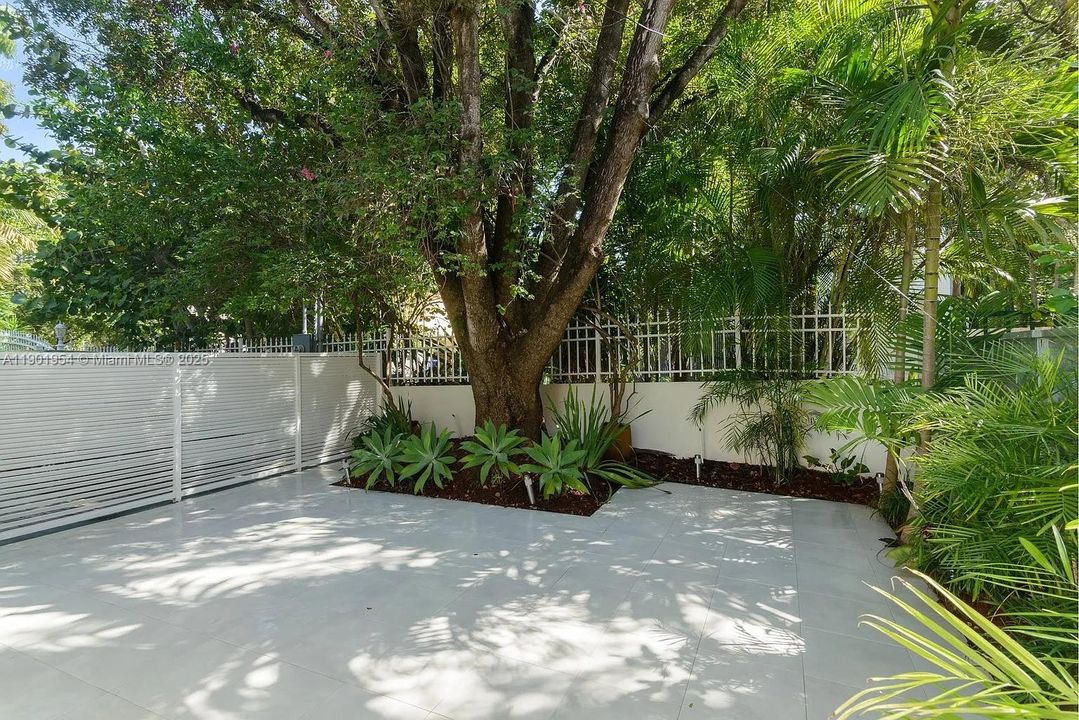 合同活跃: $5,250 (2 贝兹, 2 浴室, 1330 平方英尺)