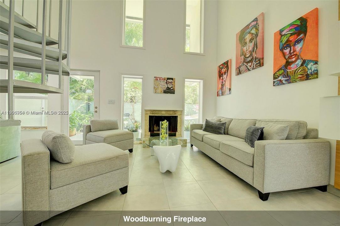 合同活跃: $5,250 (2 贝兹, 2 浴室, 1330 平方英尺)