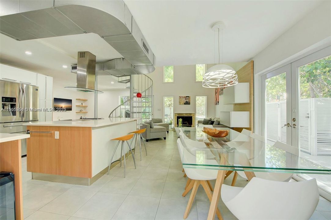 合同活跃: $5,250 (2 贝兹, 2 浴室, 1330 平方英尺)