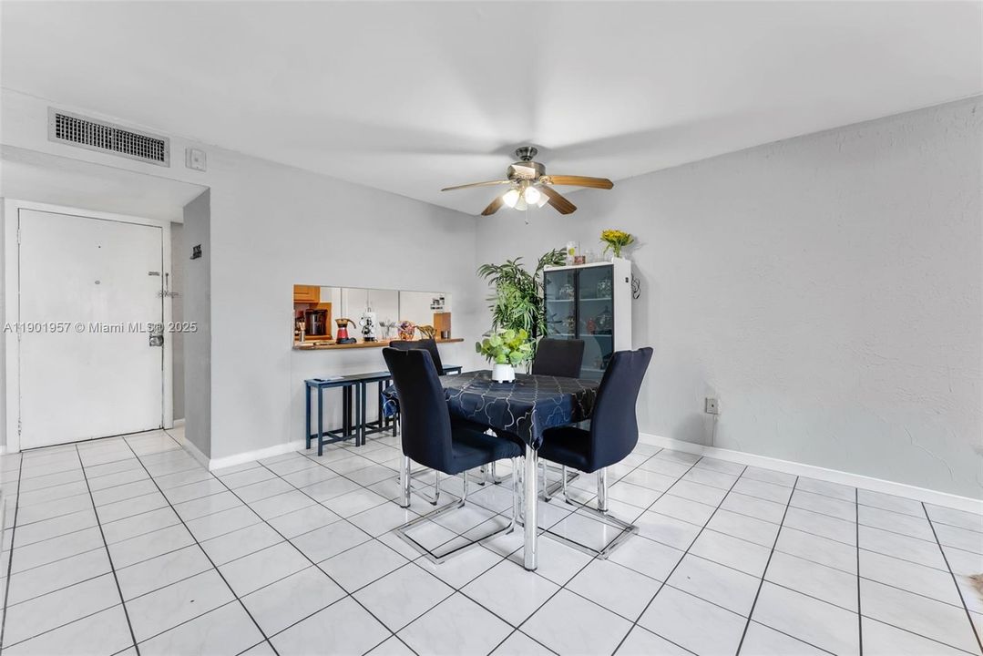 待售: $255,000 (2 贝兹, 1 浴室, 930 平方英尺)