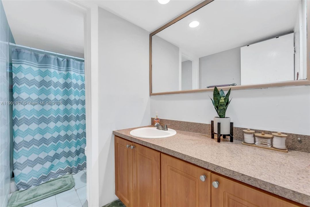 待售: $255,000 (2 贝兹, 1 浴室, 930 平方英尺)