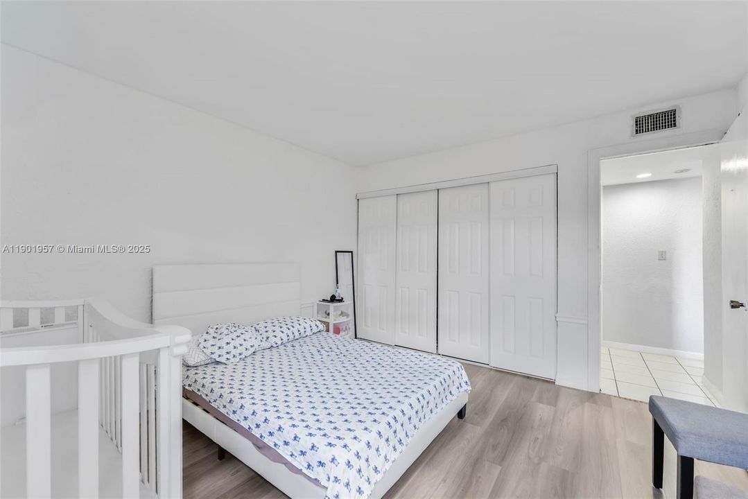 待售: $255,000 (2 贝兹, 1 浴室, 930 平方英尺)