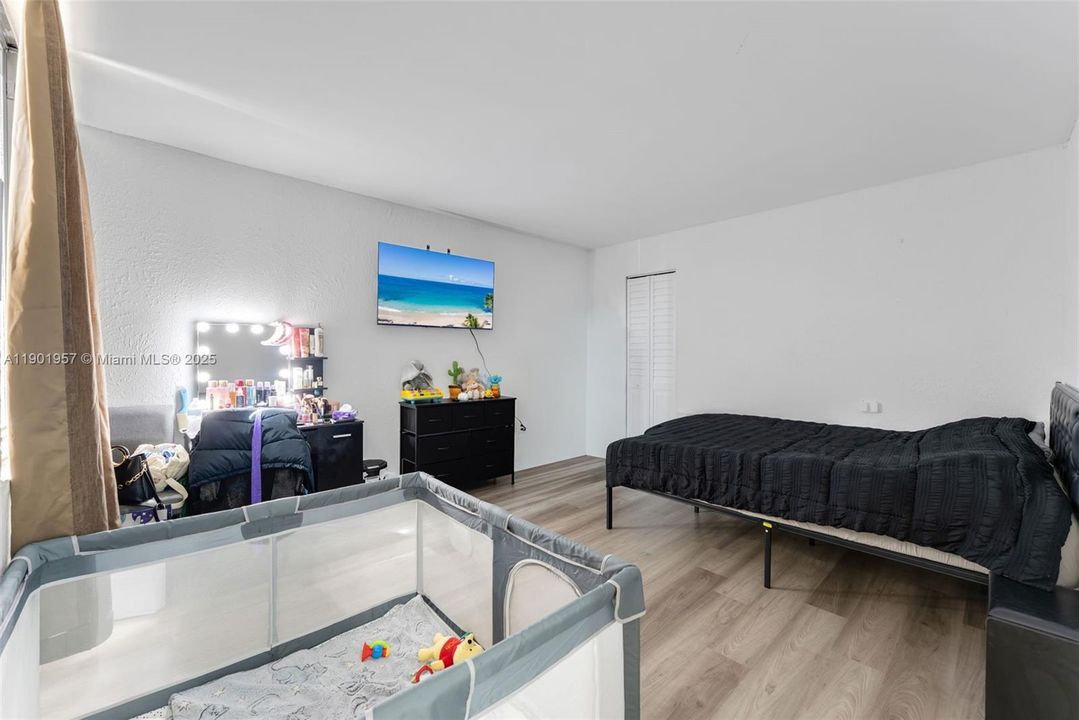 待售: $255,000 (2 贝兹, 1 浴室, 930 平方英尺)