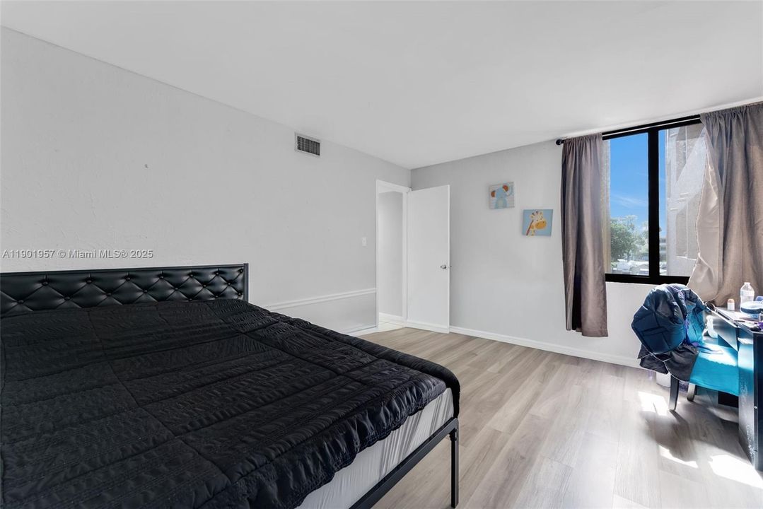 待售: $255,000 (2 贝兹, 1 浴室, 930 平方英尺)