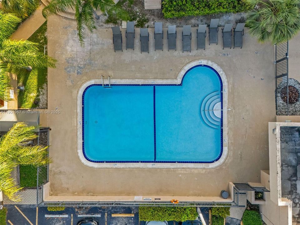 待售: $255,000 (2 贝兹, 1 浴室, 930 平方英尺)