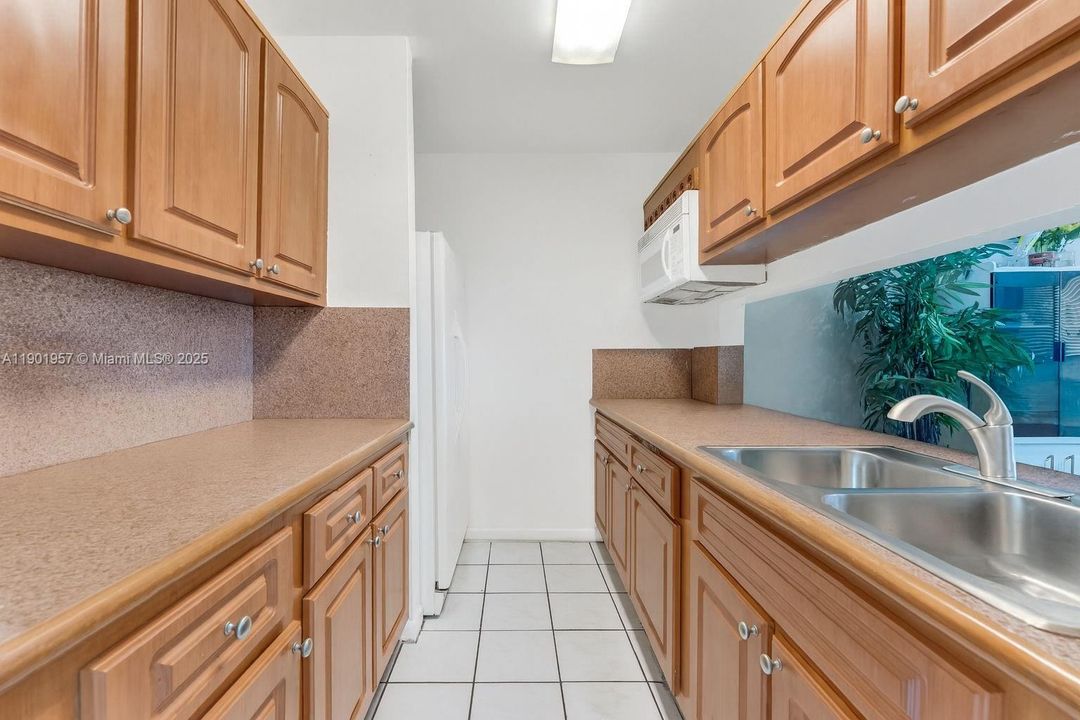 待售: $255,000 (2 贝兹, 1 浴室, 930 平方英尺)