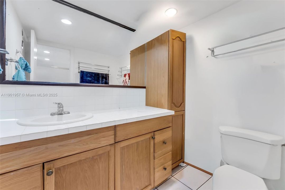 待售: $255,000 (2 贝兹, 1 浴室, 930 平方英尺)