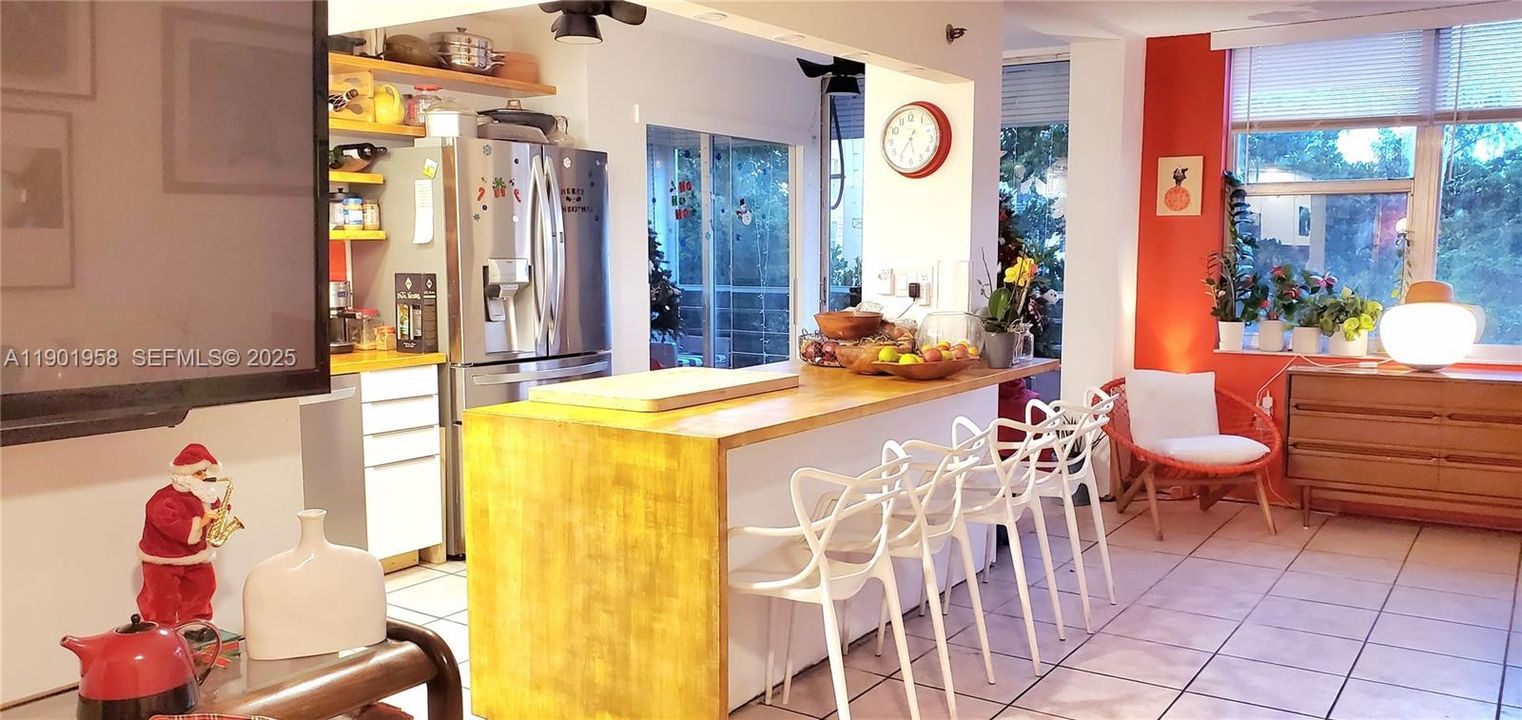 На продажу: $239,100 (2 спален, 2 ванн, 1213 Квадратных фут)