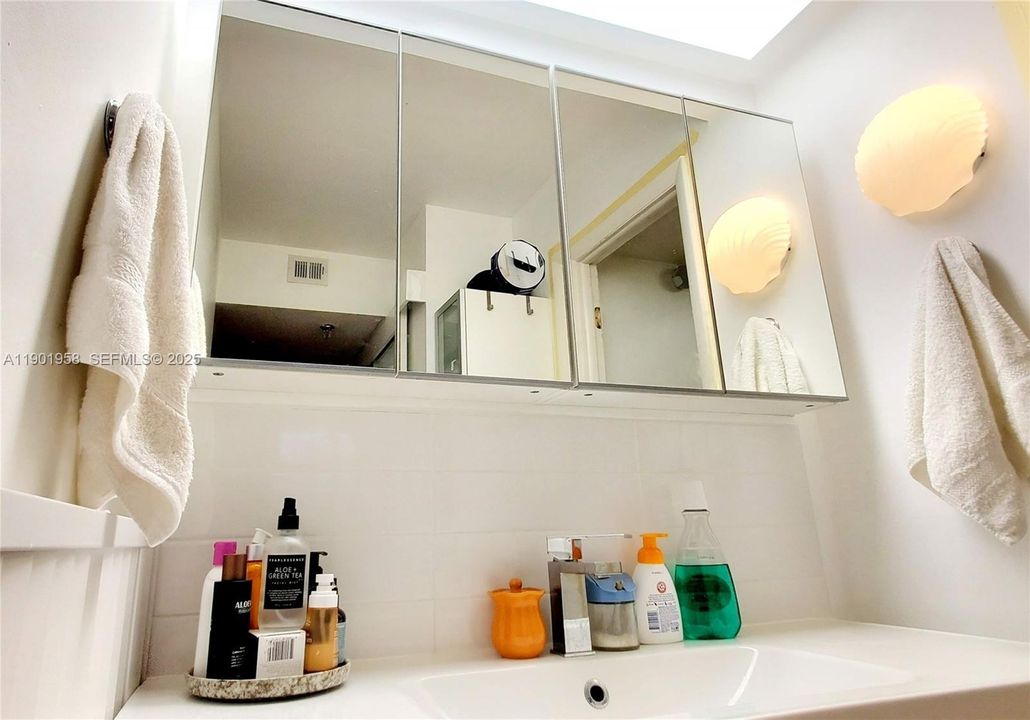 На продажу: $239,100 (2 спален, 2 ванн, 1213 Квадратных фут)