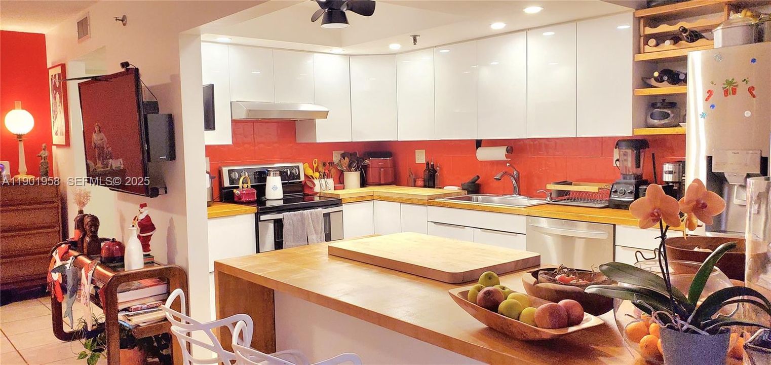 На продажу: $239,100 (2 спален, 2 ванн, 1213 Квадратных фут)