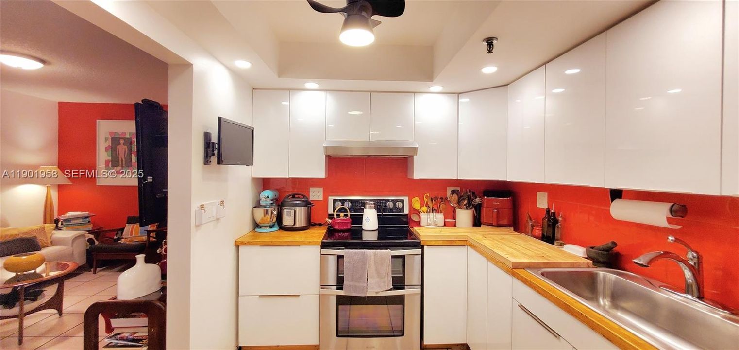 На продажу: $239,100 (2 спален, 2 ванн, 1213 Квадратных фут)