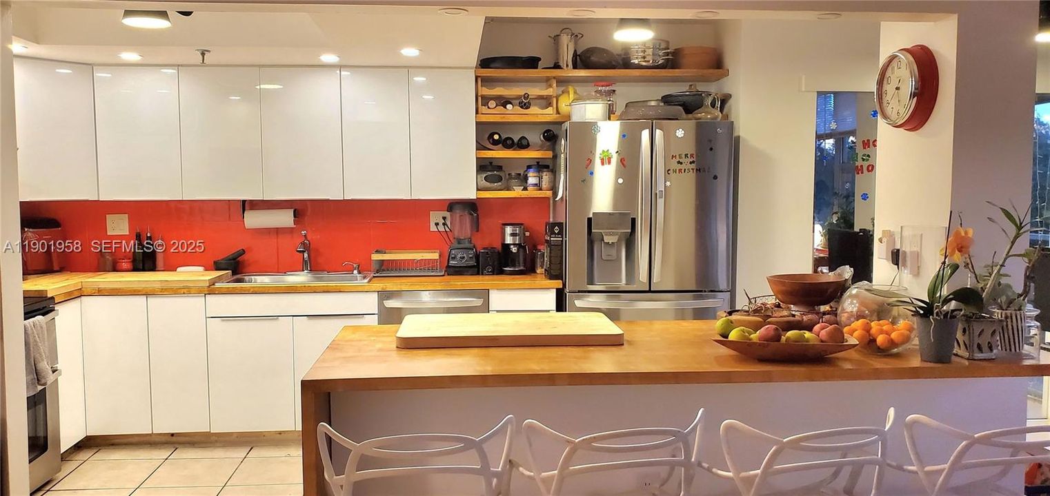 На продажу: $239,100 (2 спален, 2 ванн, 1213 Квадратных фут)