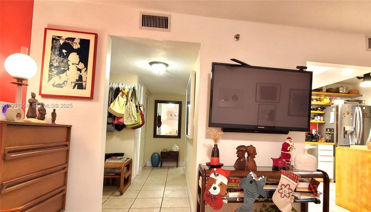 На продажу: $239,100 (2 спален, 2 ванн, 1213 Квадратных фут)