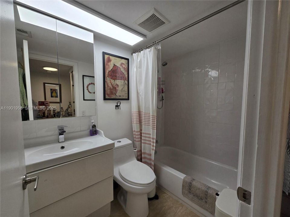 На продажу: $239,100 (2 спален, 2 ванн, 1213 Квадратных фут)