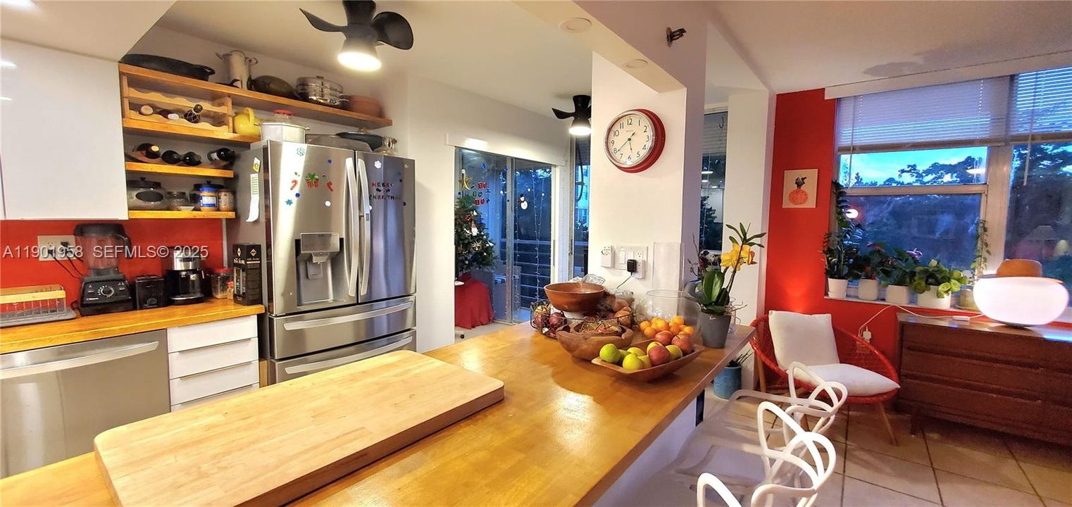 На продажу: $239,100 (2 спален, 2 ванн, 1213 Квадратных фут)