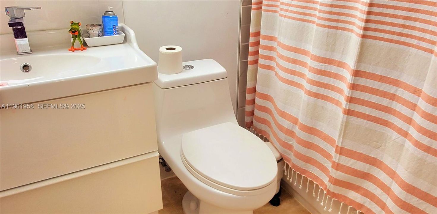 На продажу: $239,100 (2 спален, 2 ванн, 1213 Квадратных фут)