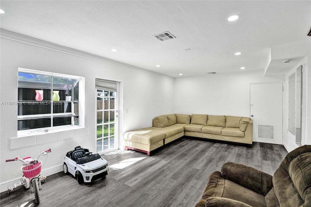 На продажу: $1,300,000 (5 спален, 3 ванн, 2738 Квадратных фут)