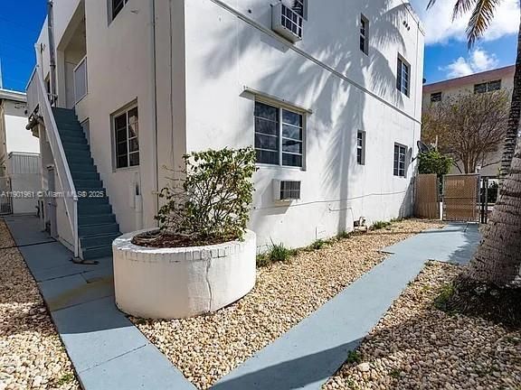 For Rent: $1,950 (1 beds, 1 baths, 750 Square Feet)