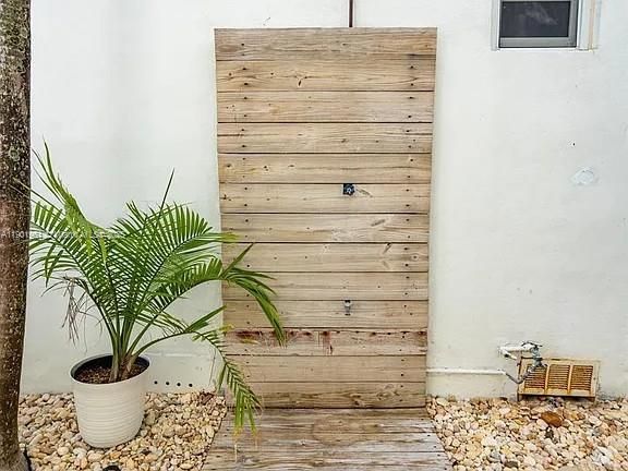 For Rent: $1,950 (1 beds, 1 baths, 750 Square Feet)