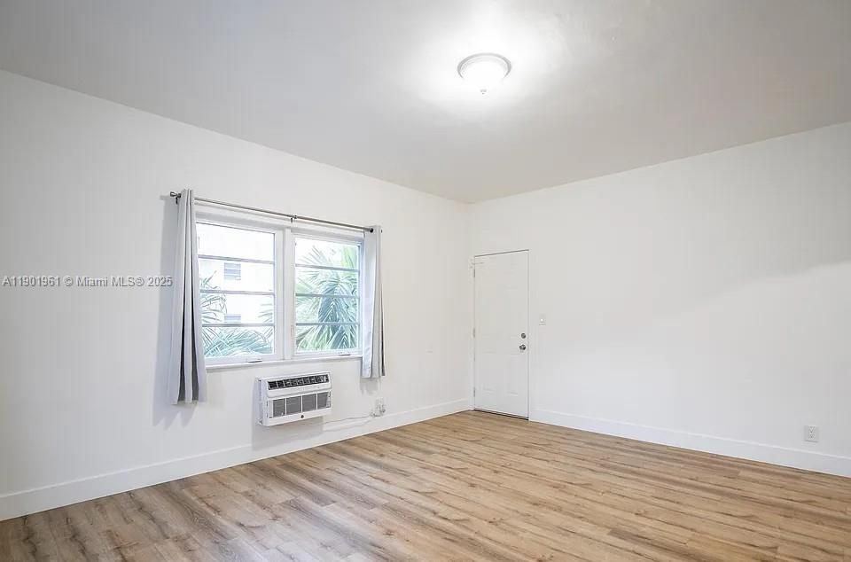 For Rent: $1,950 (1 beds, 1 baths, 750 Square Feet)