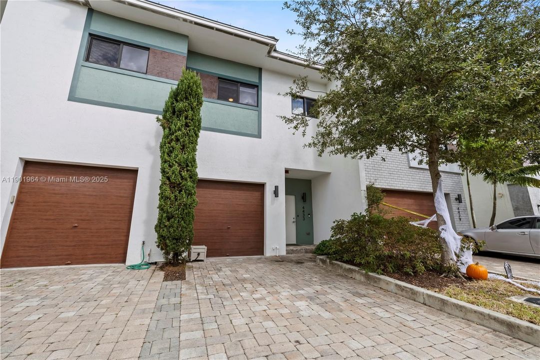 For Rent: $3,000 (2 beds, 2 baths, 1520 Square Feet)