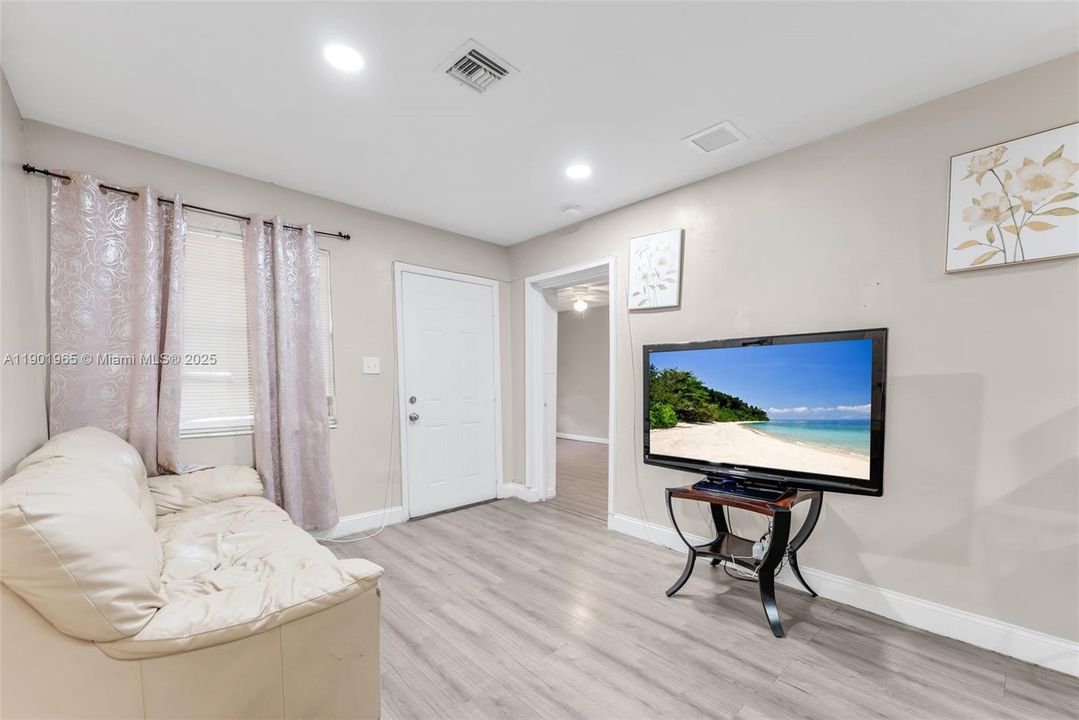 For Sale: $450,000 (4 beds, 3 baths, 1472 Square Feet)