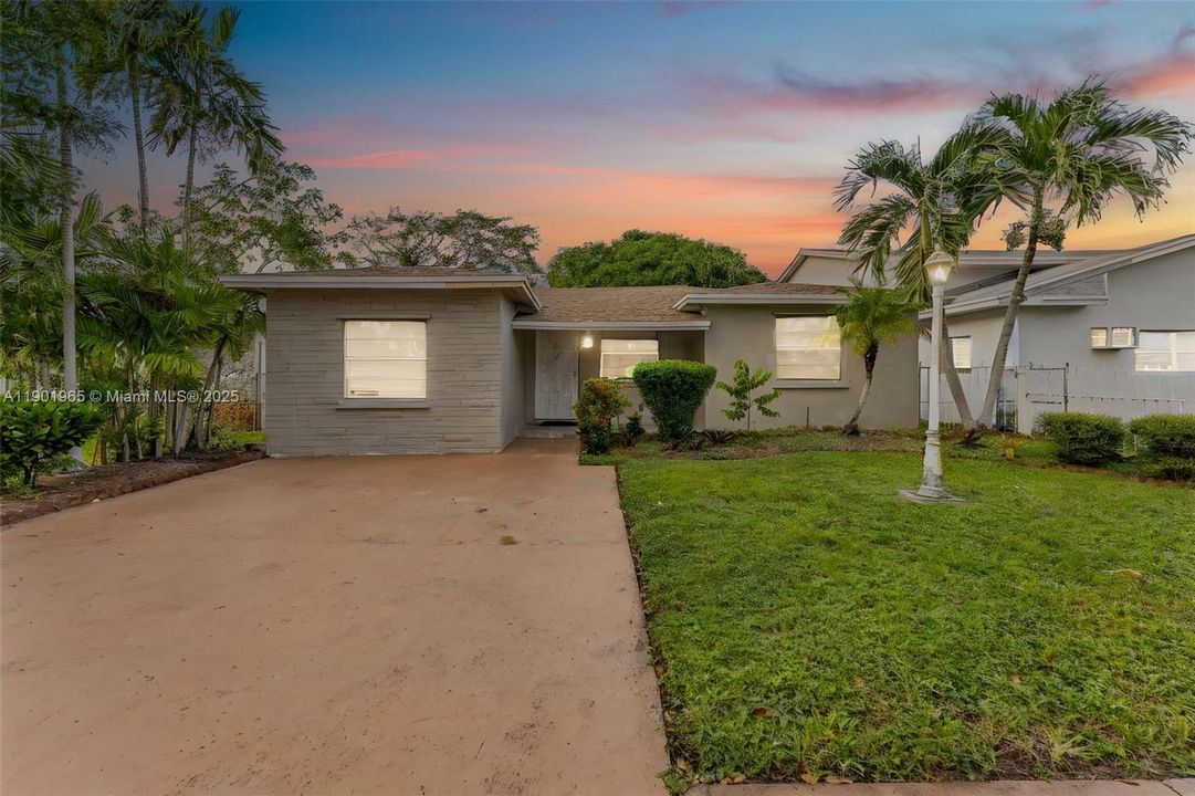 For Sale: $450,000 (4 beds, 3 baths, 1472 Square Feet)