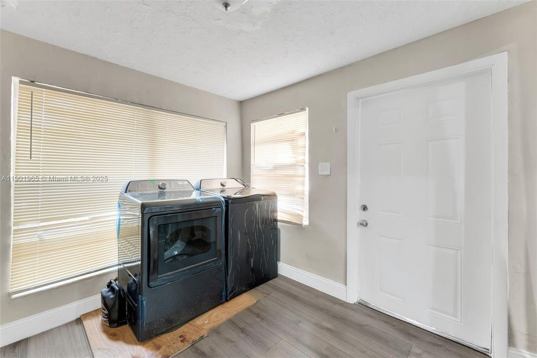 For Sale: $450,000 (4 beds, 3 baths, 1472 Square Feet)