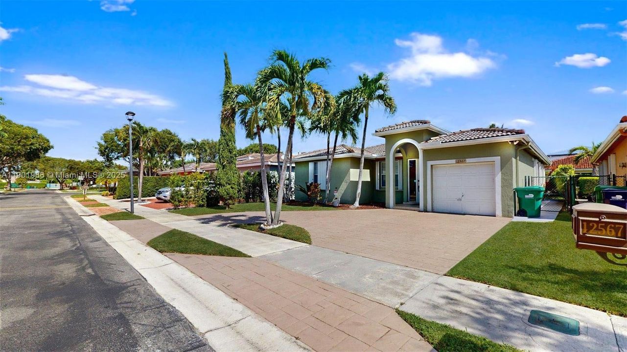 Recently Rented: $3,600 (3 beds, 2 baths, 1570 Square Feet)