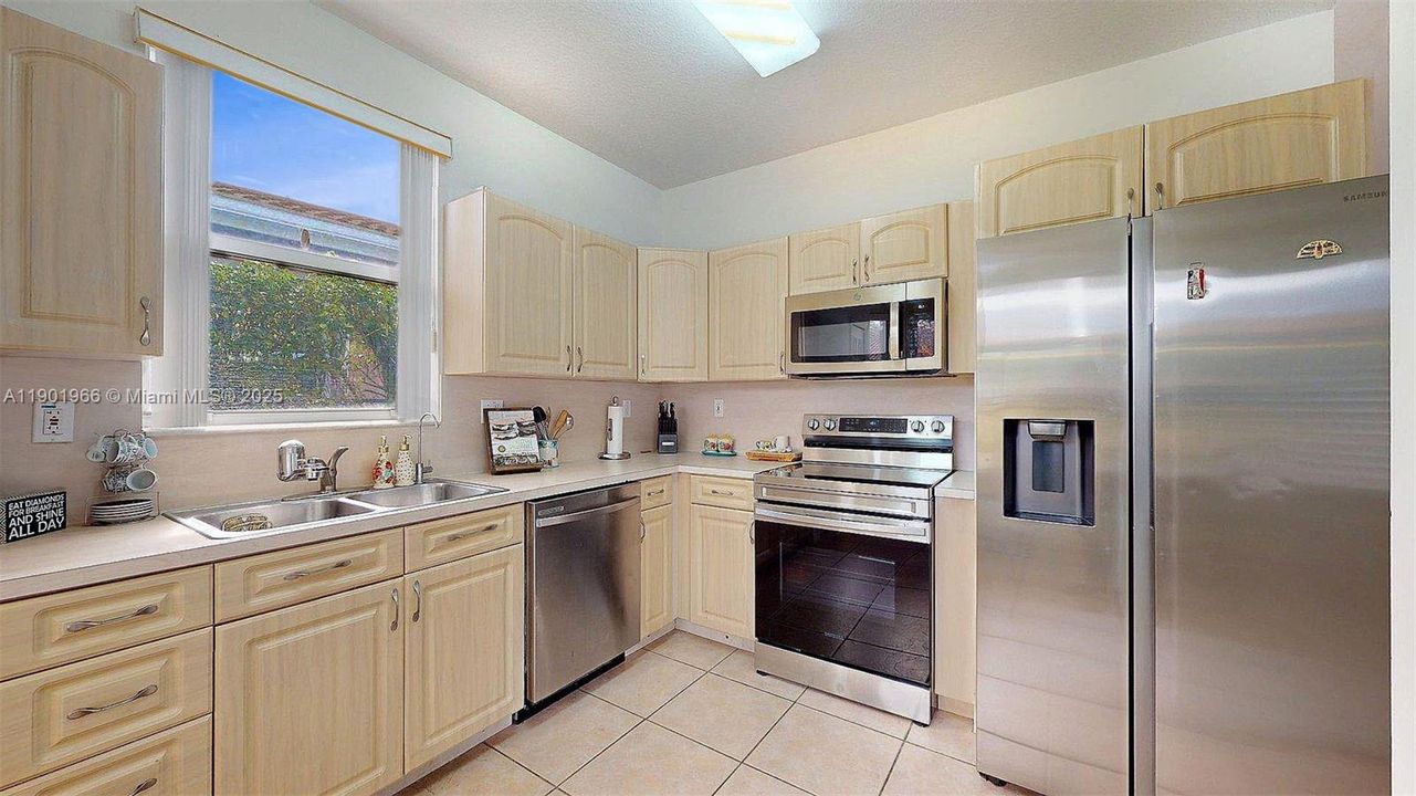 Recently Rented: $3,600 (3 beds, 2 baths, 1570 Square Feet)