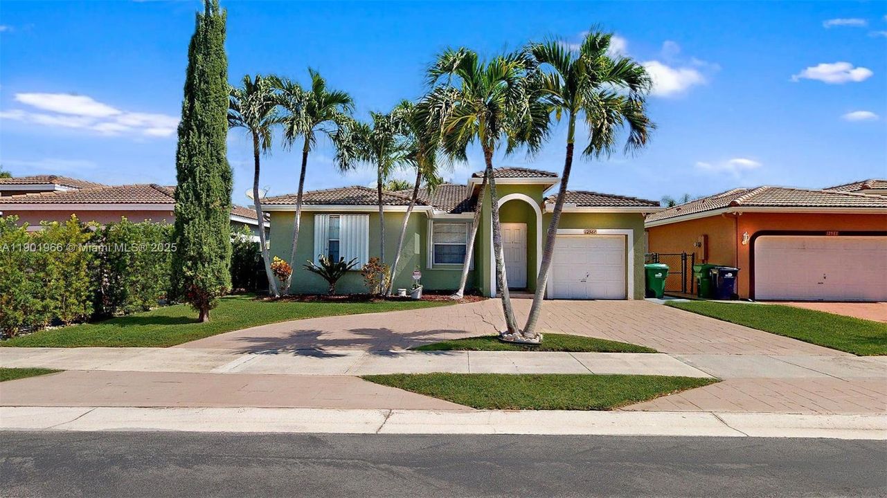 Recently Rented: $3,600 (3 beds, 2 baths, 1570 Square Feet)