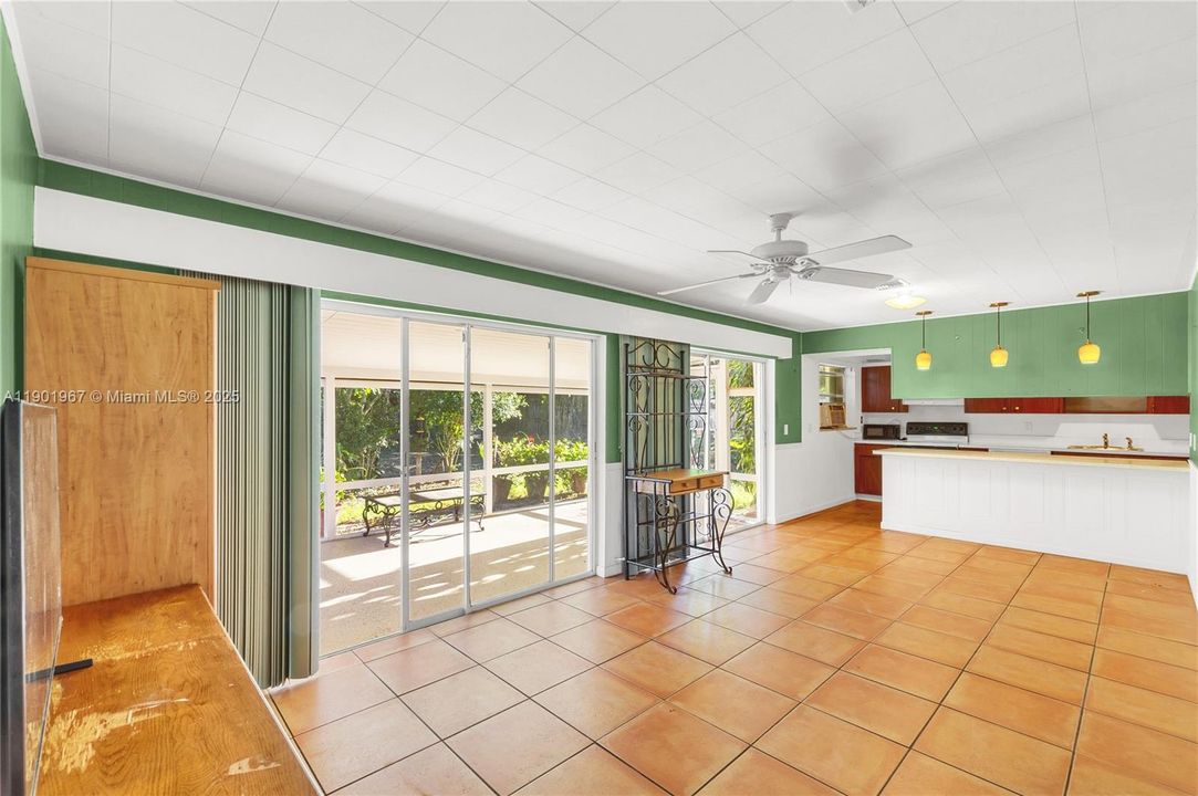 Recently Sold: $325,000 (2 beds, 2 baths, 1216 Square Feet)