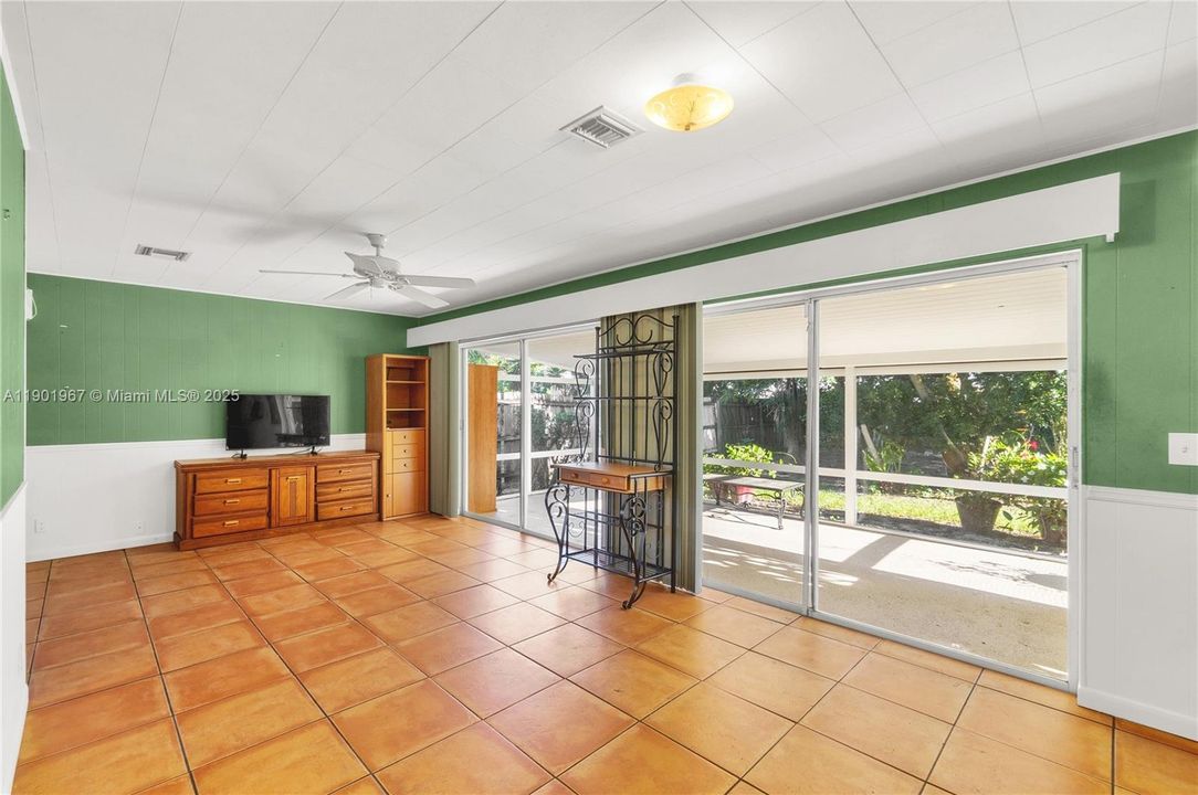 Recently Sold: $325,000 (2 beds, 2 baths, 1216 Square Feet)