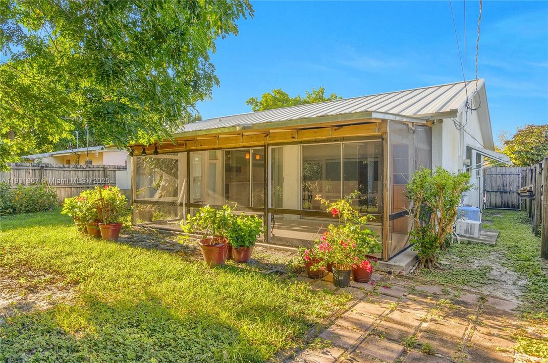 Recently Sold: $325,000 (2 beds, 2 baths, 1216 Square Feet)