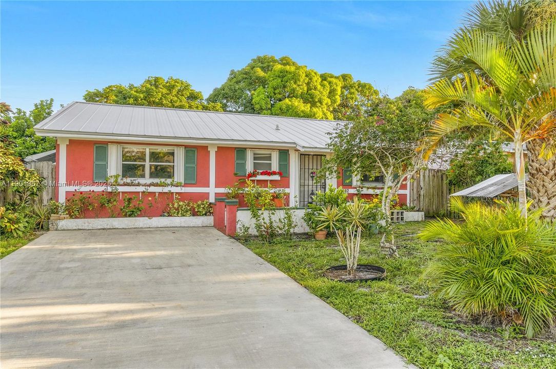 Recently Sold: $325,000 (2 beds, 2 baths, 1216 Square Feet)