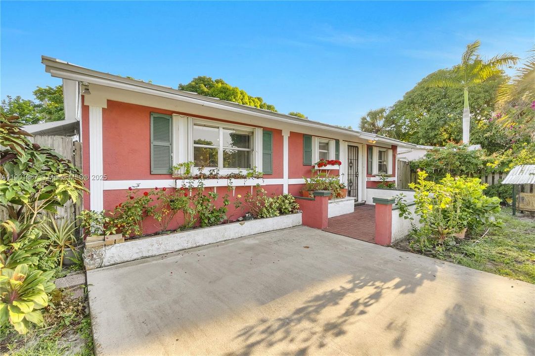 Recently Sold: $325,000 (2 beds, 2 baths, 1216 Square Feet)