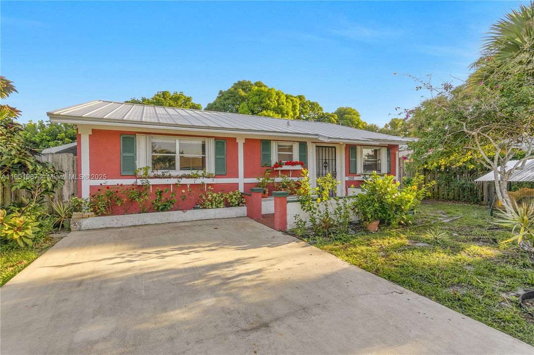 Recently Sold: $325,000 (2 beds, 2 baths, 1216 Square Feet)