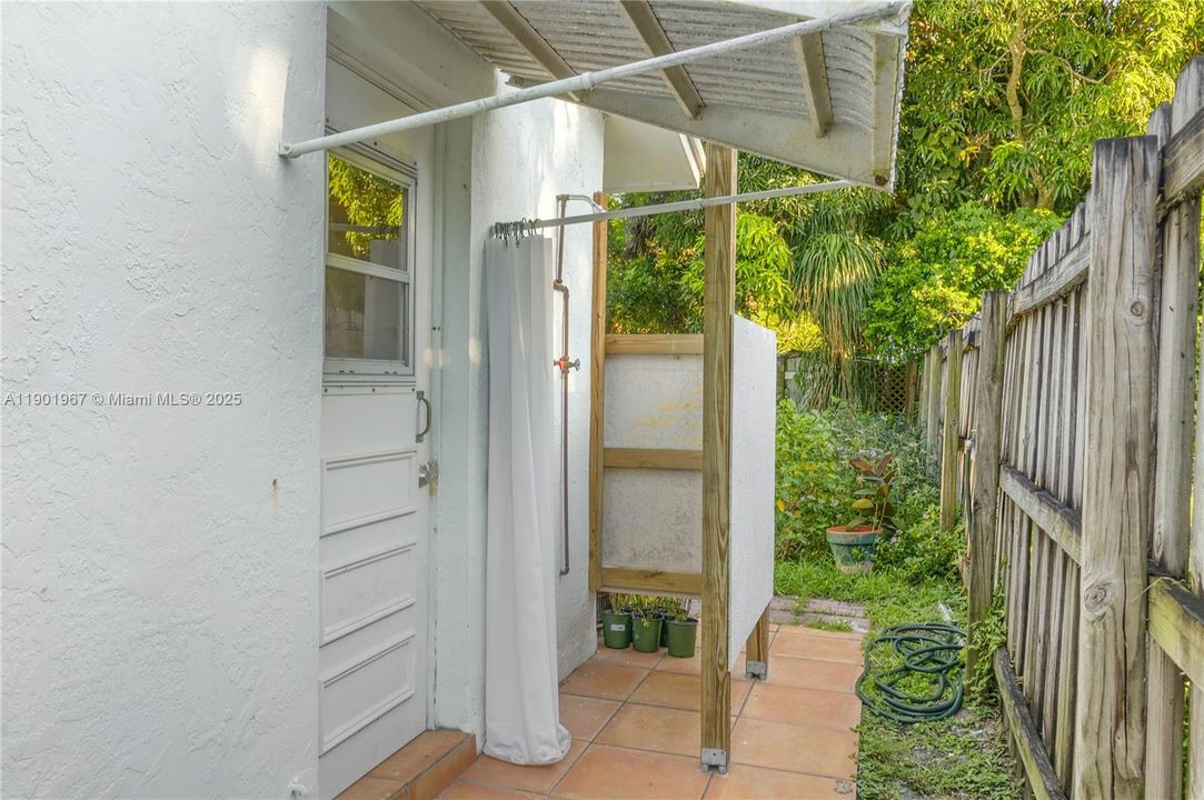 Recently Sold: $325,000 (2 beds, 2 baths, 1216 Square Feet)