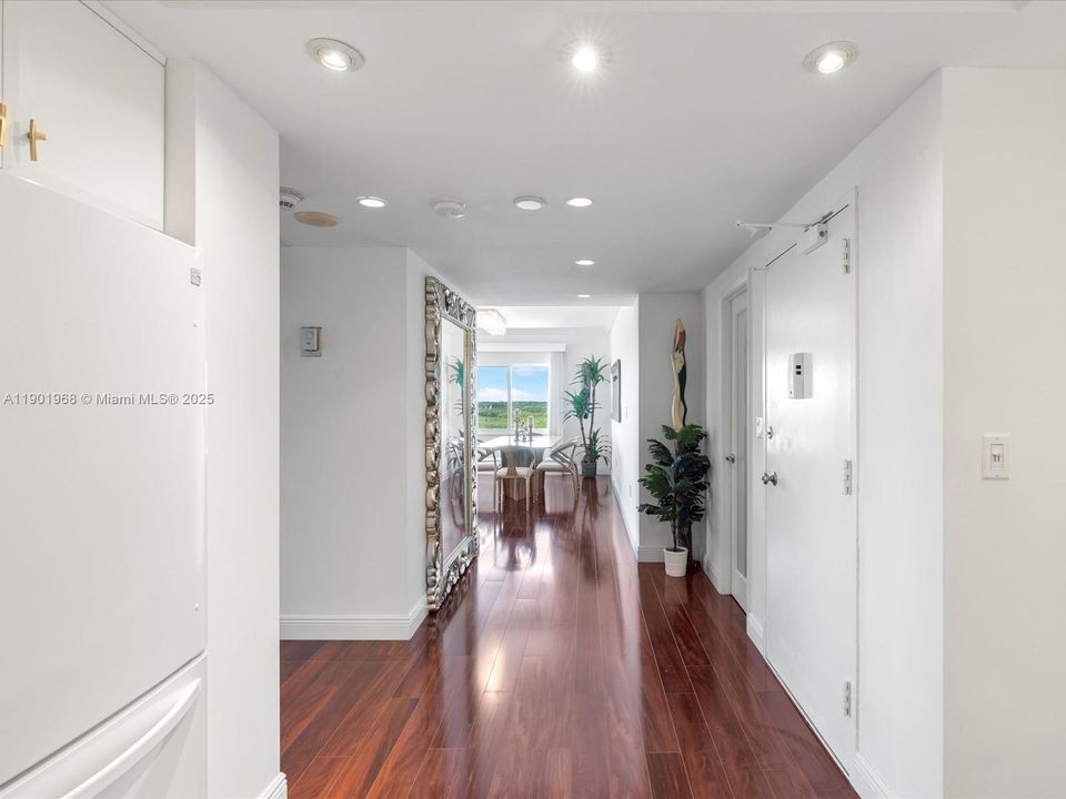 На продажу: $860,000 (2 спален, 2 ванн, 1295 Квадратных фут)