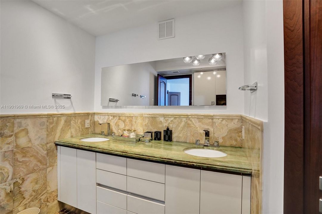 Recently Rented: $7,500 (2 beds, 2 baths, 1722 Square Feet)