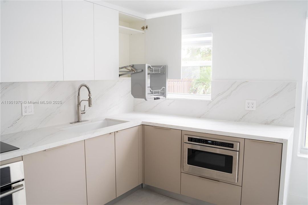 Recently Rented: $7,000 (4 beds, 3 baths, 2401 Square Feet)