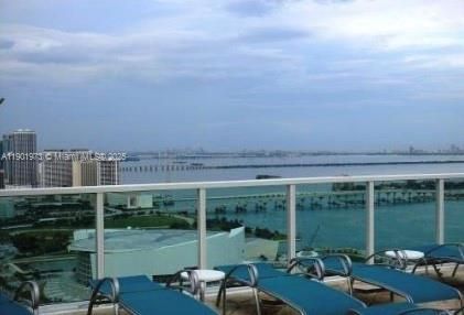 Active With Contract: $2,200 (1 beds, 1 baths, 632 Square Feet)