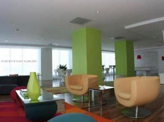 Active With Contract: $2,200 (1 beds, 1 baths, 632 Square Feet)